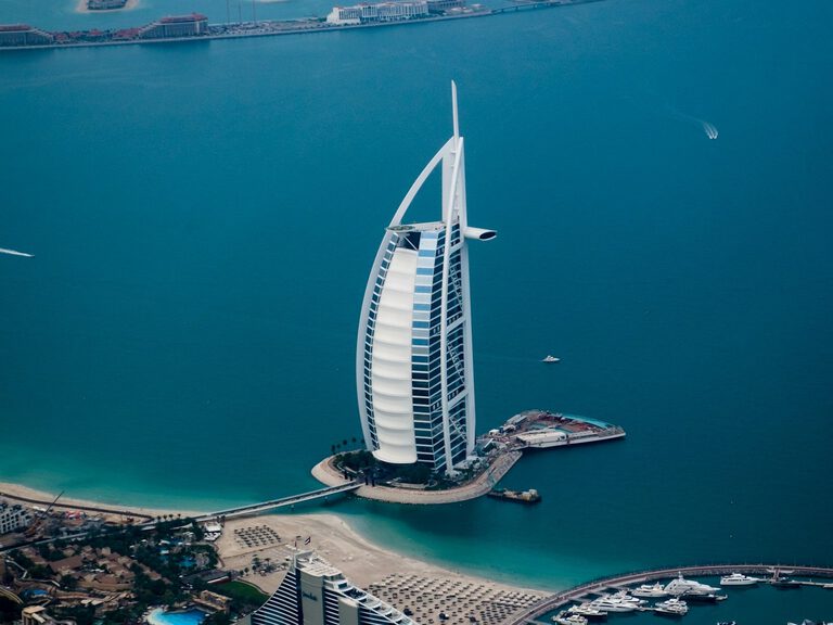 Strada residenziale di Dubai al mattino, per chi vuole trasferirsi a Dubai con la famiglia